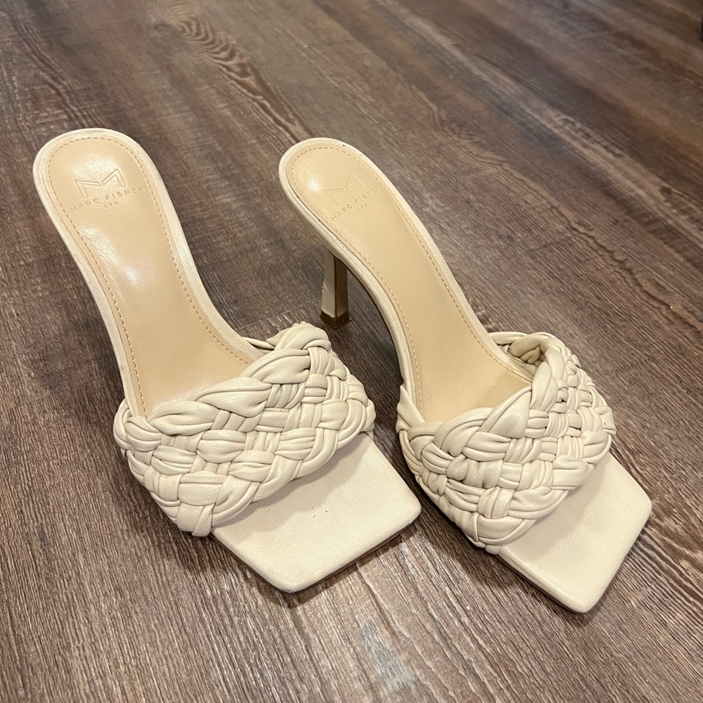 Marc Fisher nude kitten heel. In good condition, size 6.5